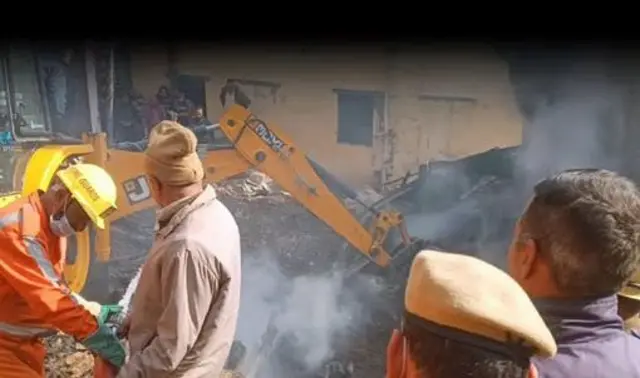 हिमाचल प्रदेशको सोलनस्थित अर्कीबजारमा आगलागी भएको ठाउँमा उद्धारकर्मी र सुरक्षाकर्मीहरू