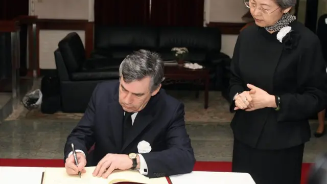 2008年四川大地震後,前英國首相布朗(又譯白高敦)曾經到訪大使館,在時任中國駐英大使傅瑩陪同下籤署悼念冊。