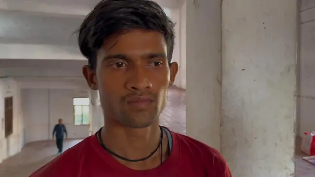 कुलदीप ने चार बच्चों की जान बचाई लेकिन उनका अपना बच्चा खो गया. बाद में देर रात उनके बच्चे का पता चला.