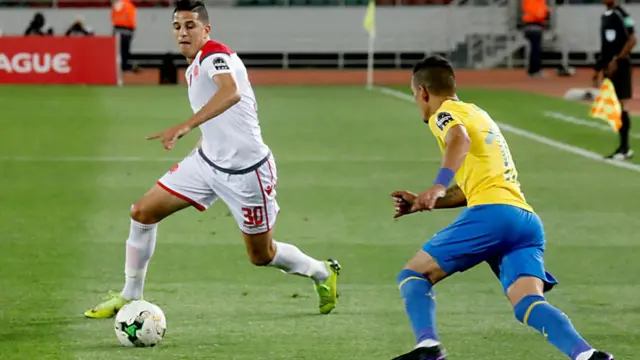 Mohammed Nahiri (G) de Wydad Athletic Club (WAC) face à Leandro Sirino (D) de Sundowns au match aller au Maroc.