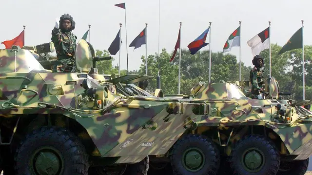 ২০০৭ সালের ২৬শে মার্চ, ঢাকায় দেশের ৩৬তম স্বাধীনতা দিবস উদযাপনের সময় একটি কুচকাওয়াজে সেনাবাহিনীর ট্যাংক প্রদর্শন 