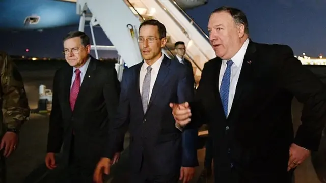 Joey Hood (ortada) 2019'da ABD Dışişleri Bakanı Mike Pompeo ile birlikte Bağdat'ta