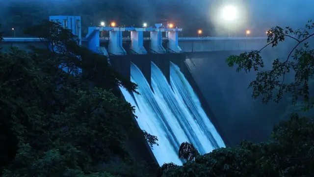 'நிவாரண முகாம்காளில் 54 ஆயிரம் பேர்' - வெள்ளத்தில் மிதக்கும் கேரளா