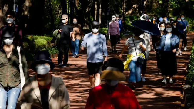 Корейцы не выходят на улицу без масок