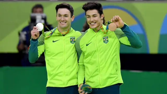 Hypólito comemora prata na Rio 2016 no solo ao lado do também brasileiro Arthur Nory, que levou o bronze