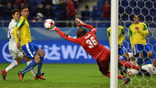 Denis Onyango oo reer Yugaandho ah ayaa noqday ciyaaryahanka ugu wanaagsan Afrika ee naadi Afrika ka dhisan u dheella
