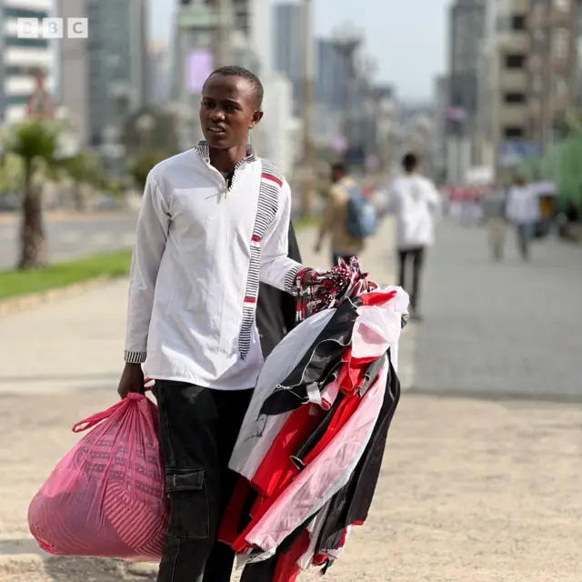 Dargaggeessa uffata aadaa uffatee alaabaa Abbaa Gadaa gurgurtaafbaatee deema ajiru