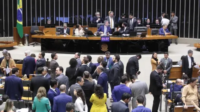 Deputados no plenário da Câmara