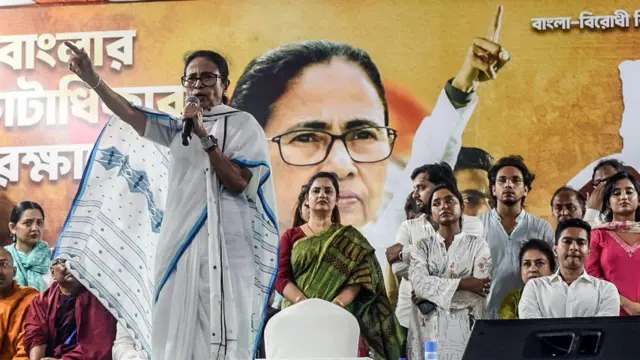 कोलकाता में एसआईआर के ख़िलाफ़ आयोजित रैली को संबोधित करतीं पश्चिम बंगाल की मुख्यमंत्री ममता बनर्जी