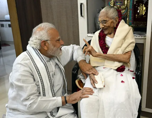 વડા પ્રધાન મોદી માતા હીરાબા