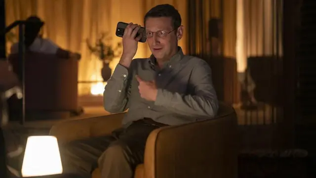 Кадр із серіалу "Компанія стільців"