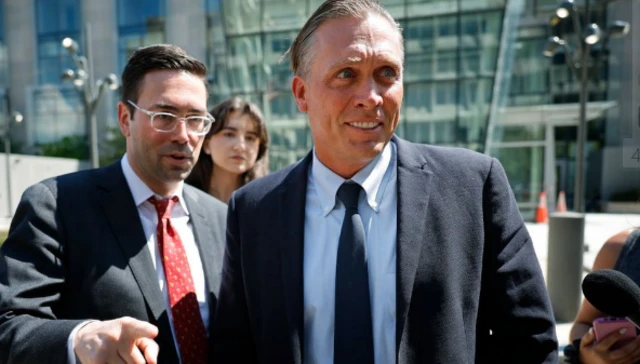 ديفون آرتشر مغادرا الكونغرس بعد الإدلاء بشهادته