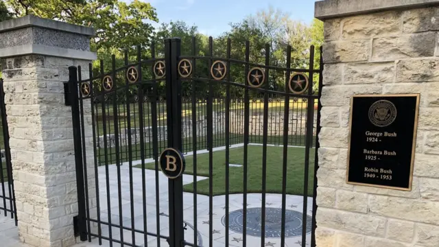 قبر خانواده بوش در محوطه کتابخانه و موزه ریاست جمهوری وی که در دانشگاه تگزاس 'ای اند ام' واقع است. باربارا بوش اینجا به خاک سپرده می شود