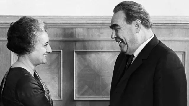 একাত্তরে মস্কো সফরে সোভিয়েত নেতা ব্রেজনেভের সঙ্গে ইন্দিরা গান্ধী