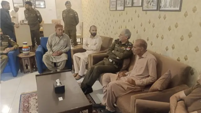 کانسٹیبل کی بازیابی کے بعد آئی جی پنجاب کے ساتھ تصویر