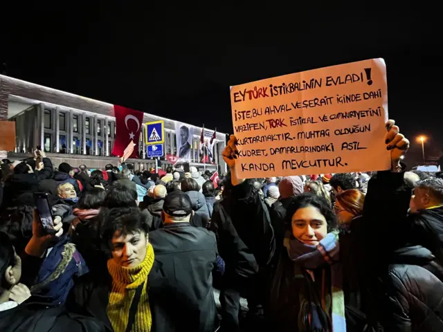 Eylemde pankart tutan kadınlar.