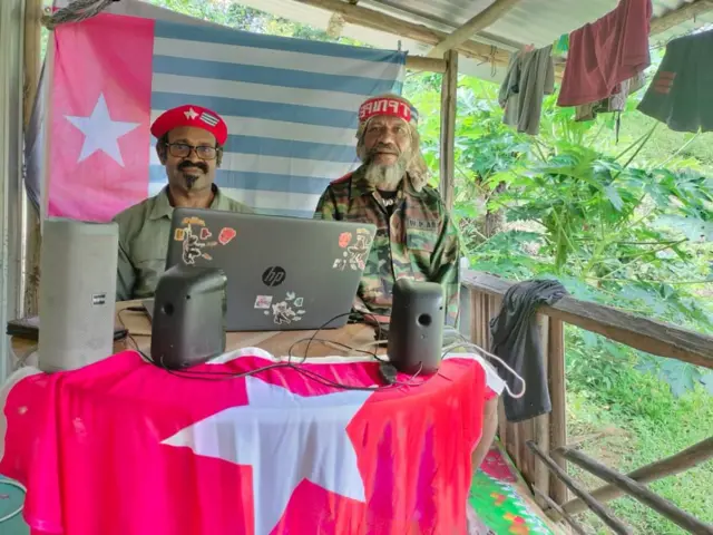 Sebby Sambom (kiri) bersama salah-seorang pimpinan TPNPB yang tidak disebutkan namanya.