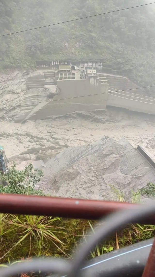 বাঁধের পাশ দিয়ে জলের স্রোত চলেছে