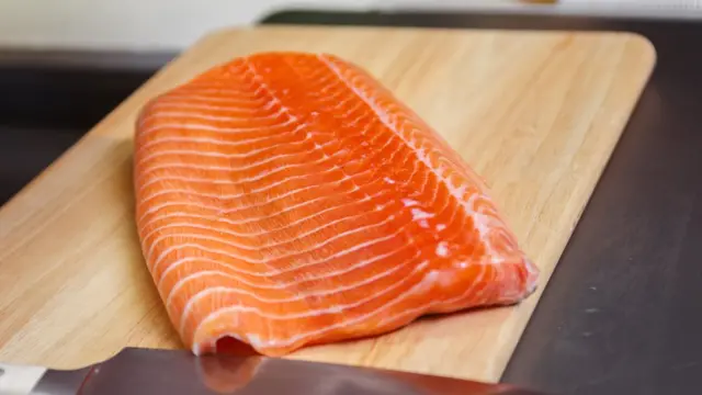 ニジマスをサケと表示して販売可能に 中国 - BBCニュース