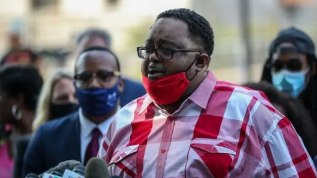 Se wa Jacob Blake yavuganye n'abanyamakuru avuye kuraba umuhungu wiwe mu bitaro aho arwariye.