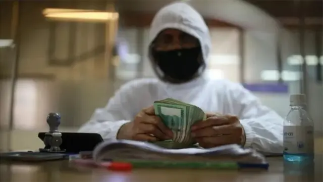 করোনা মহামারির কারণে অন্যান্য খাতের মত ব্যাংকিং সেবার ক্ষেত্রেও আনা হয়েছে পরিবর্তন