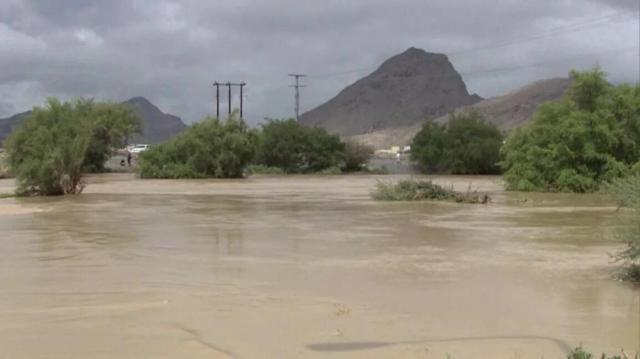 مياه الفيضان تغمر مناطق في عمان