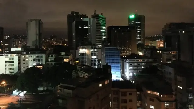 Imagem mostra prédios na Venezuela, à noite