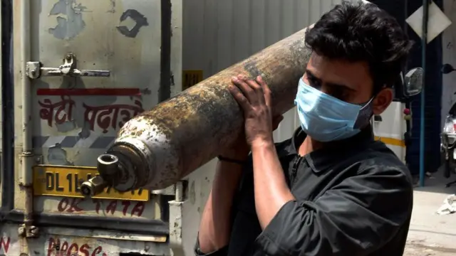 ভারতের কিছু কিছু এলাকার স্বাস্থ্য সেবা খাত তাদের সর্বোচ্চ সীমায় পৌঁছে গেছে। বিশেষ করে হাসপাতালগুলো চরমভাবে অক্সিজেন সংকটে ভুগছে।