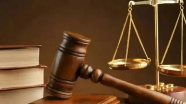 wasu littafai uku da abun bugawa na kotu da alamar ma'auni na kotu