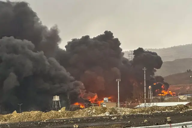 গত ৮ই মার্চ তেহরানের একটি তেলের ডিপোতে হামলার পর আগুন ও কালো ধোঁয়া উড়ছে 