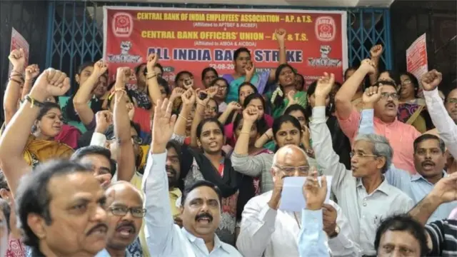 हड़ताल करते कर्मचारी