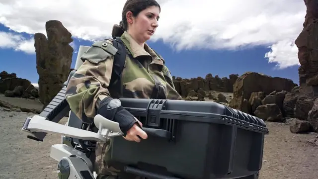 Женщина-солдат с экзоскелетом