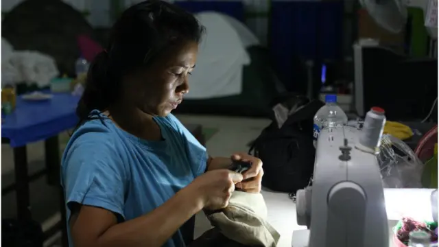 นอกจากซักผ้าแล้ว ทางร้านก็ยังซ่อมแซมเสื้อให้กับเจ้าหน้าที่ที่มาฝากซักผ้าอีกด้วย