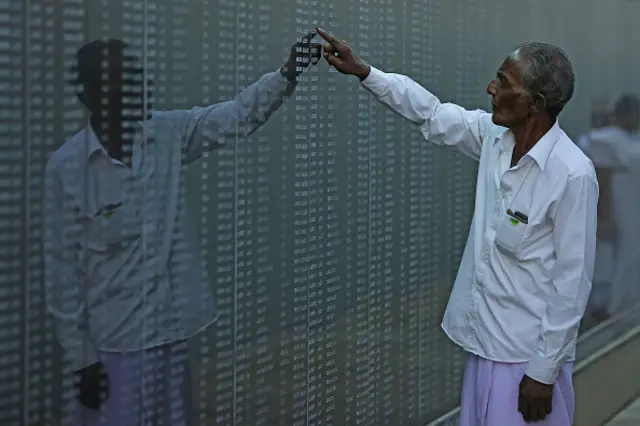 1983 වසරේ ඇතිවූ කළු ජූලිය. - එල්. ටී. ටී. ඊ සංවිධානය යාපනයේදී සැඟවී සිට එල්ල කළ ප්රහාරයකින් යුද හමුදා සොල්දාදුවන් 13 දෙනෙකු මිය ගිය අතර, දෙමළ ජාතිකයින්ට එරෙහි ප්රචණ්ඩත්වය වර්ධනය වීමට මෙය හේතු විය.