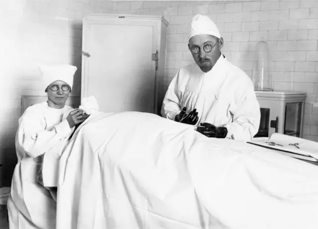 Retrato de Minerva "Minnie" e "Dr." John R. Brinkley durante uma operação no Hospital Brinkley-Jones, Milford, Kansas, em meados da década de 1920