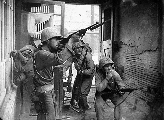 20 Eylül 1950'de başkent Seul'de sokak çatışmalarına girişen Birleşmiş Milletler askerleri.