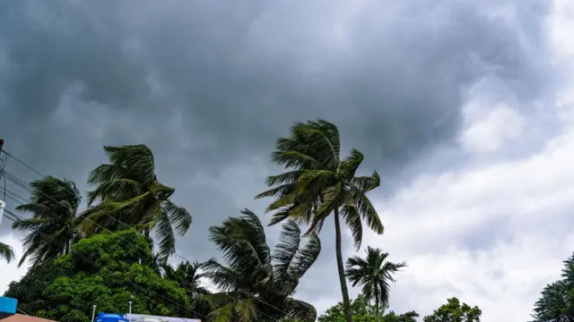 স﻿মুদ্রে লঘুচাপের কারণে তাপমাত্রা ওঠানামা করে।
