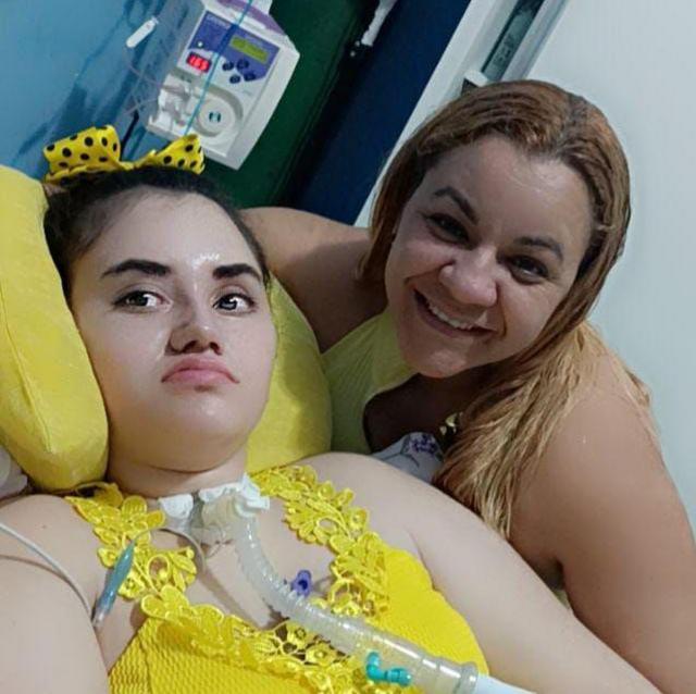 Polyana Matias de Sousa ao lado da mãe dela durante período internada