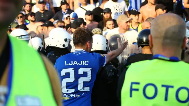 Kapiten Adem Ljajić pokušava da smiri domaće navijače tokom prekida meča