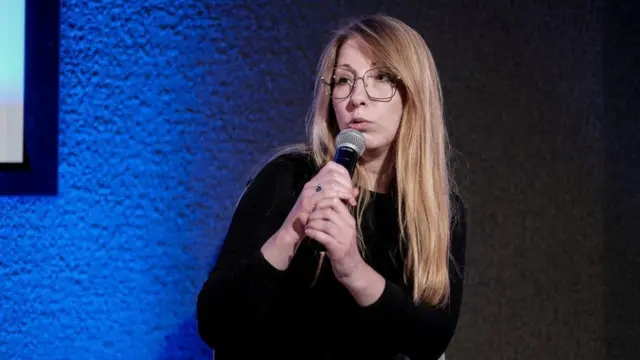 Victoria Amelina, micrófono en mano, durante una charla.