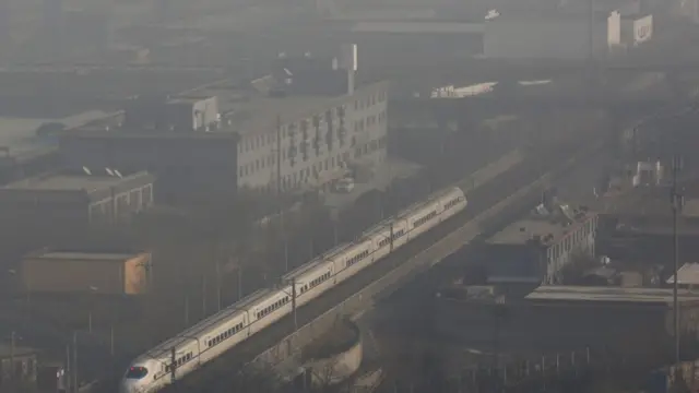 1月2日，一辆行驶在北京城区的高速列车。