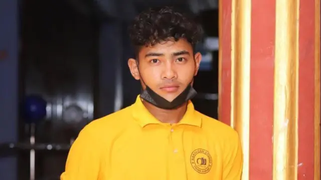 इटहरीमा ज्यान गुमाएका अभिषेक श्रेष्ठ बर्गर हाउसमा काम गर्थे। यो तस्बिरमा उनले पहेँलो रङ्गको टीशर्ट लगाएका छन्