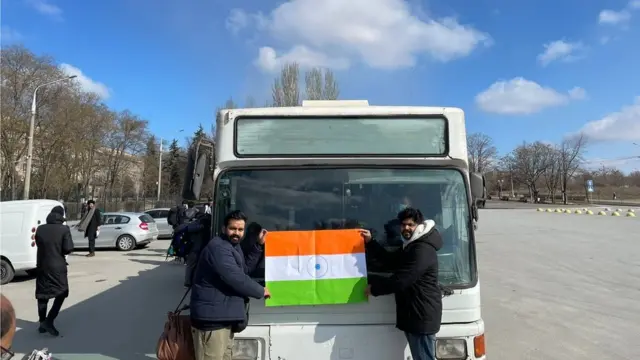 స్వదేశానికి ప్రయాణమవుతున్న భారతీయులు