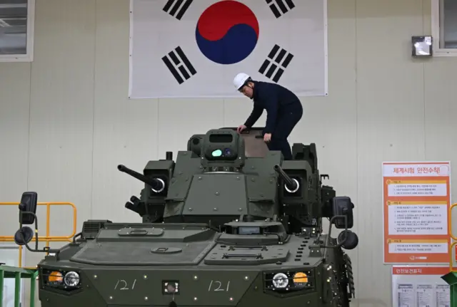 Un blindé K-30W Chunho équipé de deux canons antiaérien de 30mm dans l'usine d’armement de Hanwha Aerospace.