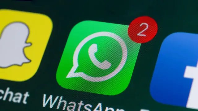 Logo de WhatsApp en la pantalla de un celular.