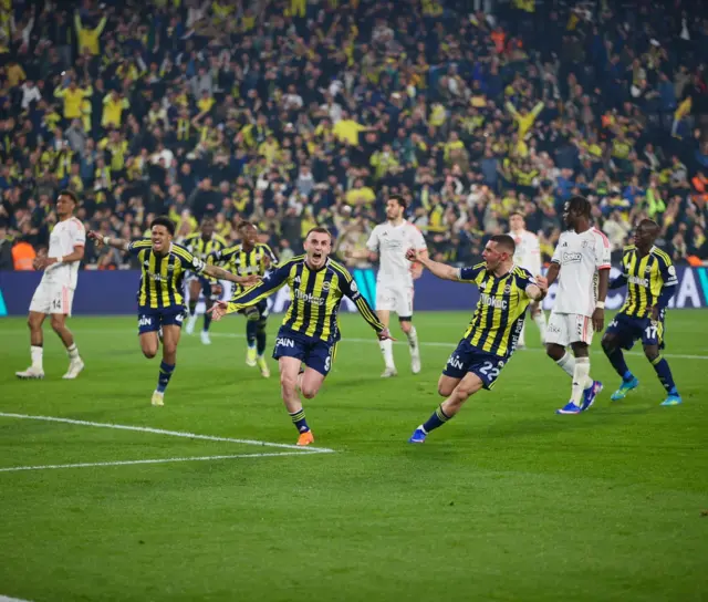 Fenerbahçeli futbolcular seviniyor.