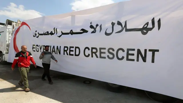 شاحنات مساعدات مصرية متجهة إلى غزة.