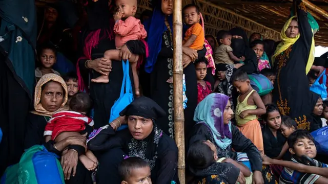 Impunzi z'aba-Rohingya bategereje imfashanyo y'ibiribwa mu nkambi muri Bangladesh