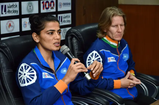 कप्तान सविता पूनिया और कोच