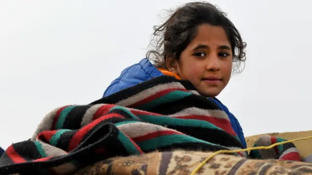 طفلة سورية في طريقها إلى إعزاز زعفرين على الحدود مع تركيا هربا من تقد القوات السورية